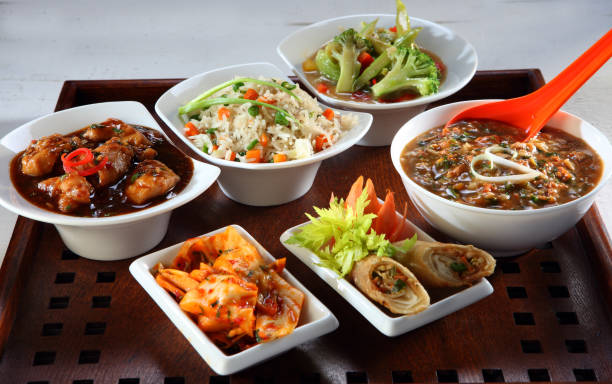 asiatische küche - tellerlift stock-fotos und bilder