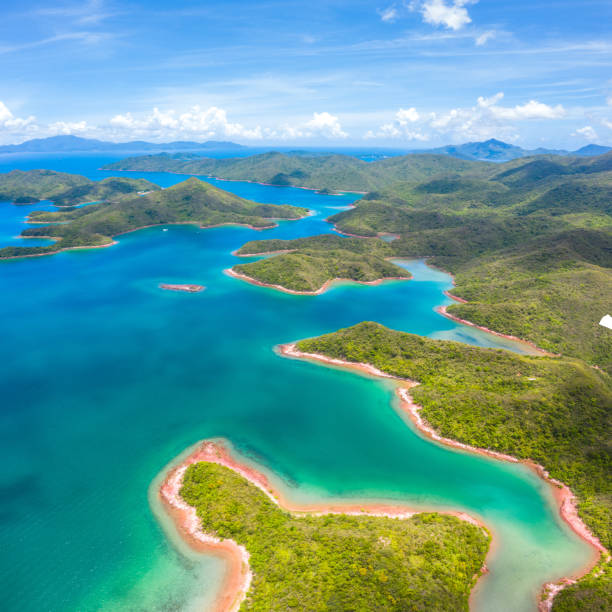 widok dronów na krajobraz parku morskiego yan chau tong, hongkong - hong kong sky blue bay zdjęcia i obrazy z banku zdjęć