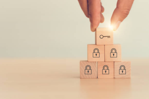 Business planning and strategy concept for business development. Keys unlocking to achieve goals and mission. Man hold wood cubes with key and master key icon on table; light background. Copy space. planificación de negocios y concepto de estrategia para el desarrollo de negocios. llaves de desbloqueo para lograr objetivos y misión. hombre sostenga cubos de madera con la llave y el icono de la llave maestra en la mesa; fondo claro. espacio de copia.