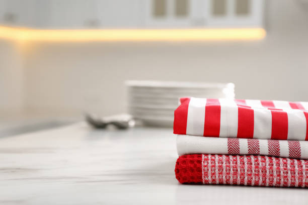 pilha de toalhas de cozinha macias em mesa branca dentro de casa, espaço para texto - rag domestic kitchen textile stack - fotografias e filmes do acervo