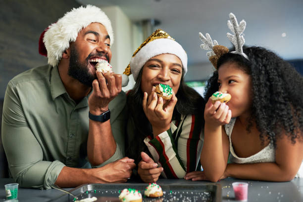 plan d’une jeune famille heureuse préparant un repas pendant noël à la maison - cookie mother 30s parent photos et images de collection