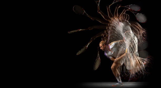 retrato de joven, tenista masculino en movimiento y acción aislado sobre fondo oscuro. efecto estroboscopio. - stroboscopic image fotografías e imágenes de stock