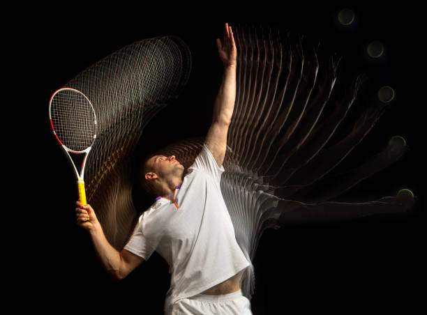 porträt eines jungen mannes, männlicher tennisspieler in bewegung und aktion isoliert auf dunklem hintergrund. stroboskop-effekt. - stroboscopic image stock-fotos und bilder
