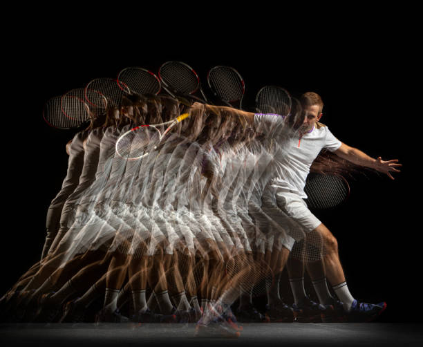 joven, tenista profesional en movimiento y acción aislada sobre fondo oscuro. efecto estroboscopio. - stroboscopic image fotografías e imágenes de stock