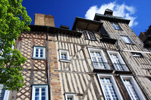 レンヌ、歴史的建造物 - tudor style house timber window ストックフォトと画像