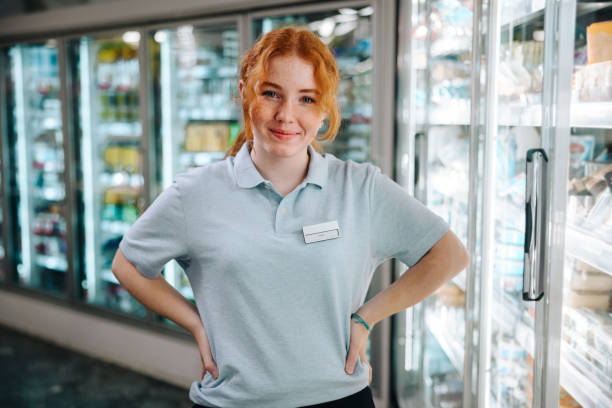 슈퍼마켓에서 휴가 작업에 여자 - part time job sales clerk retail occupation teenager 뉴스 사진 이미지