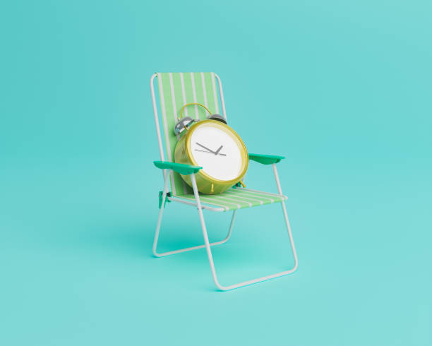 horloge sur une chaise de plage - fin photos et images de collection