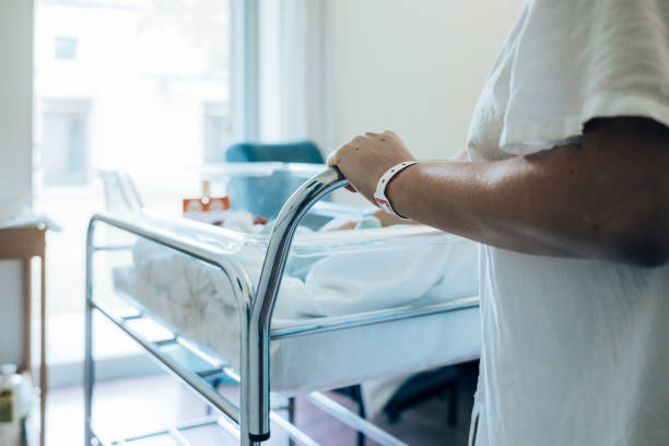 woman in hospital with her baby - hospital nursery imagens e fotografias de stock