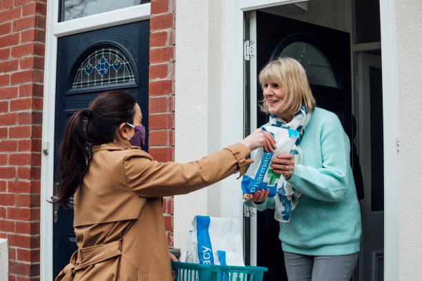 istock Contactless Prescription Delivery 1329667060