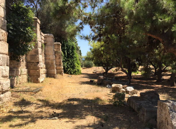 Athens, Greece el camino que conduce al templo de apolo delphinium, un hito histórico en las inmediaciones del templo de zeus olímpico, también conocido como el olimpiado o columnas del zeus olímpico, un antiguo templo colosal en el centro de la capital griega atenas
