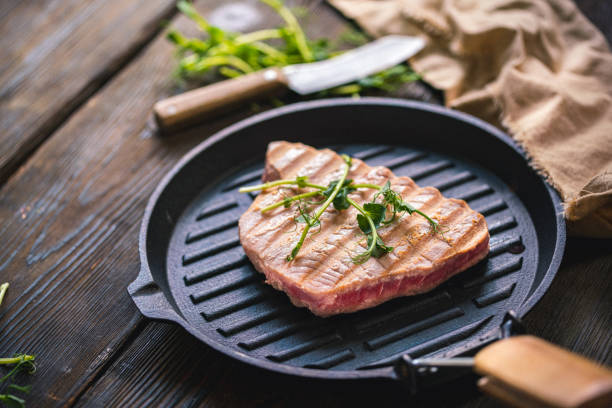 стейк из тунца на гриле, готовый к употреблению - tuna steak grilled tuna food стоковые фото и изображения