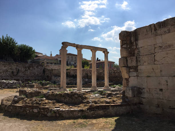 Athens, Greece la biblioteca de adriano fue creada por el emperador romano adriano en el año 132 en el lado norte de la acrópolis de atenas. el edificio siguió un estilo arquitectónico típico del foro romano. aquí es visible el tetraconch, construido en el patio de