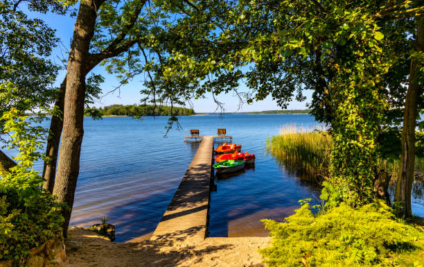 paisaje del lago jezioro selmet wielki con muelle de barcos en el pueblo de sedki en la región de masuria de polonia - masuren fotografías e imágenes de stock