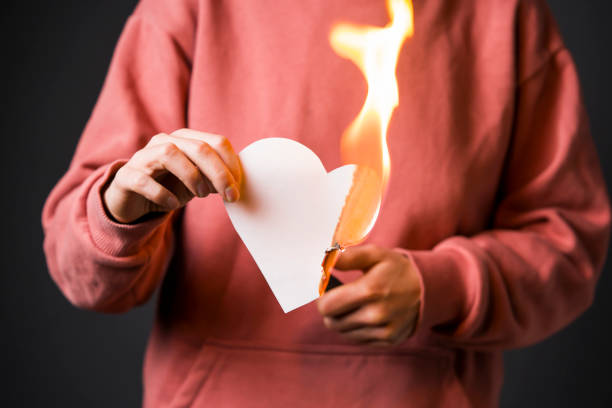 la mujer prende fuego al corazón, el final de la relación romántica. - valentines day teenager passion romance fotografías e imágenes de stock