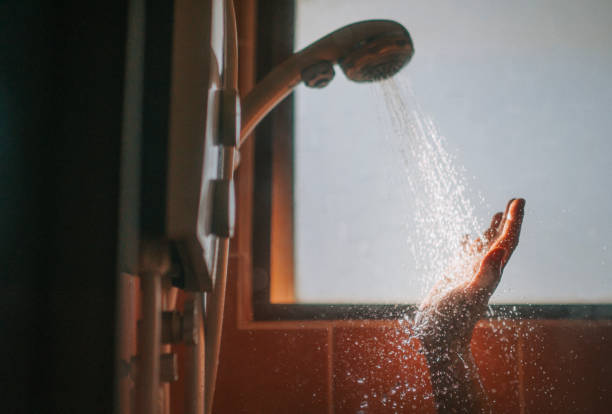 아침 시작 의 하루 백라이트 햇빛 욕실 아시아 중국 여성 세척 그녀의 손을 흐르는 물 - shower head falling water bathroom water 뉴스 사진 이미지