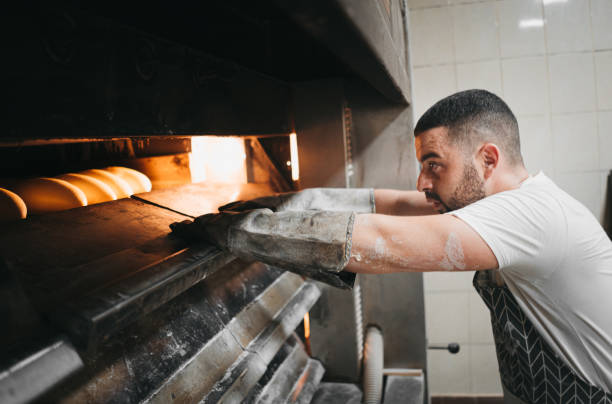 piekarz w swojej piekarni piekąc chleb - chef baker bakery flour zdjęcia i obrazy z banku zdjęć