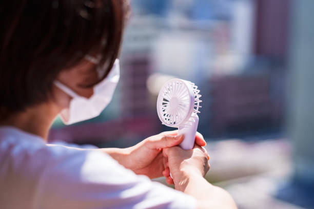 日本の女性は夏に便利なファンを持っています - heat ストックフォトと画像