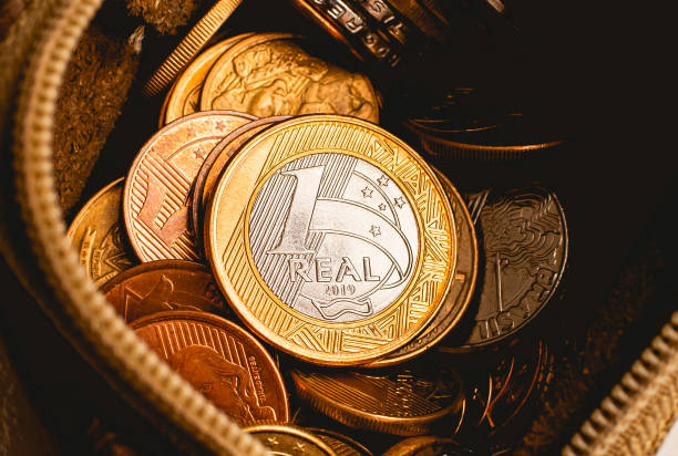 Real - BRL, money from Brazil. Brazilian coins inside a coin purse with a view from above and close-up photo. Brazilian economy, 1 Real currency, finance. Real - BRL, money from Brazil. Brazilian coins inside a coin purse with a view from above and close-up photo. Brazilian economy, 1 Real currency, finance. central bank photos stock pictures, royalty-free photos & images