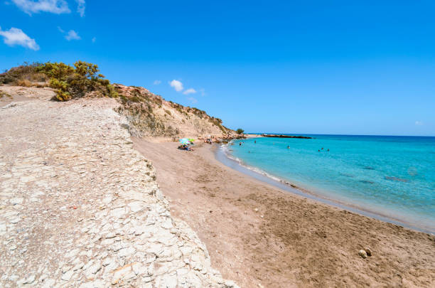 argilos, la meravigliosa spiaggia cretese con acque limpide e turchesi e l'argilla bianca - greece crete beach island foto e immagini stock