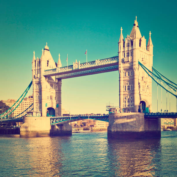 タワーブリッジ ロンドン - london england sunlight morning tower bridge ストックフォトと画像