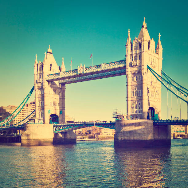 tower bridge in london, uk - london england morning sunlight tower bridge imagens e fotografias de stock