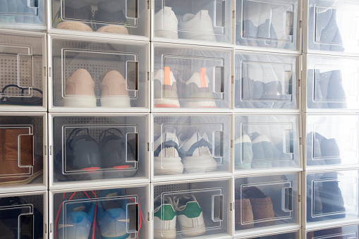 Colección de diferentes zapatillas de deportes de interior portabicicletas de los amantes de las zapatillas de deporte, lugar de almacenamiento con estilo perfecto, idea moderna para la decoración de calzado primer plano photo