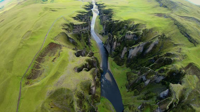 DRONE POV dari formasi sungai mewah Islandia yang terisolasi