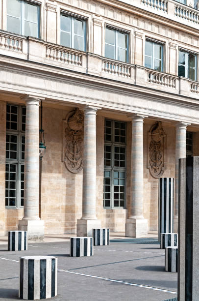 buren säulen im palais royal - palais royal stock-fotos und bilder