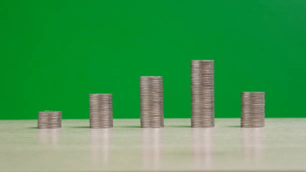 pilha de moedas de nós - coin stacking nickel penny - fotografias e filmes do acervo