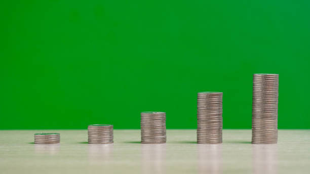 pilha de moedas de nós - coin stacking nickel penny - fotografias e filmes do acervo