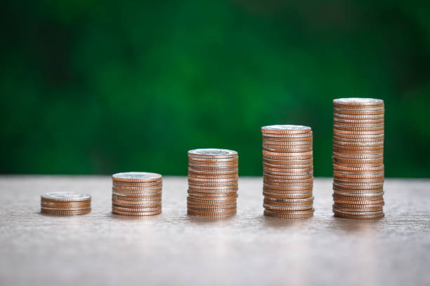 pilha de moedas de nós - coin stacking nickel penny - fotografias e filmes do acervo