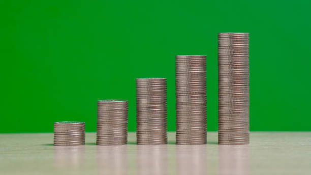 pilha de moedas de nós - coin stacking nickel penny - fotografias e filmes do acervo