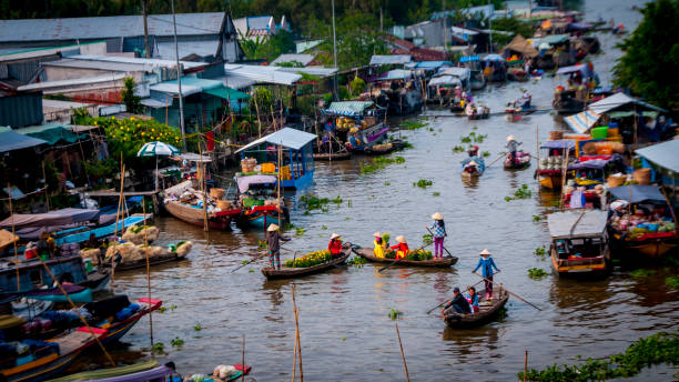 плавучий рынок в дельте меконга на юге вьетнама - меконг реки стоковые фото и изображения