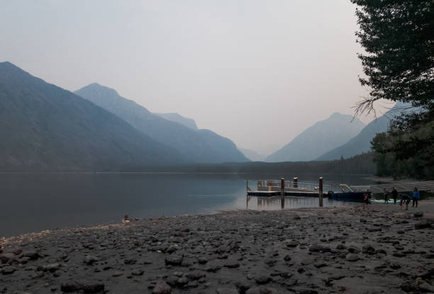 マクドナルド湖氷河国立公園 - montana mountain mcdonald lake us glacier national park ストックフォトと画像