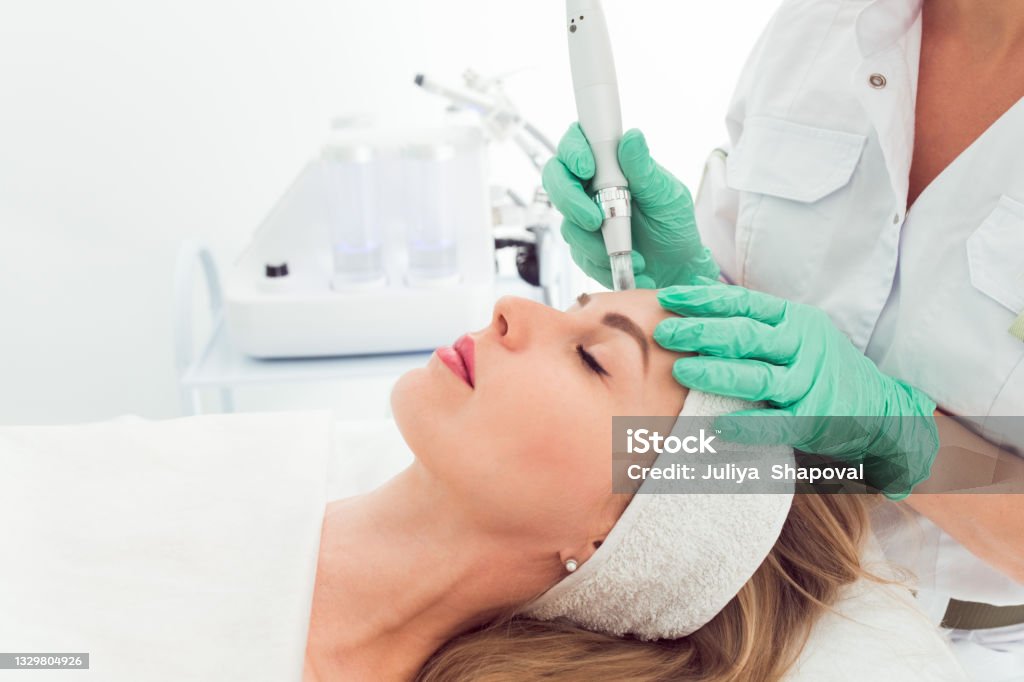 junge schöne Frau in der Kosmetikklinik fraktionale Mesotherapie für ihr Gesicht - Lizenzfrei 35-39 Jahre Stock-Foto