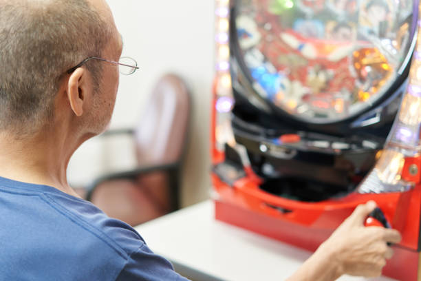 장기요양시설에서 고령자 파친코 - pachinko 뉴스 사진 이미지