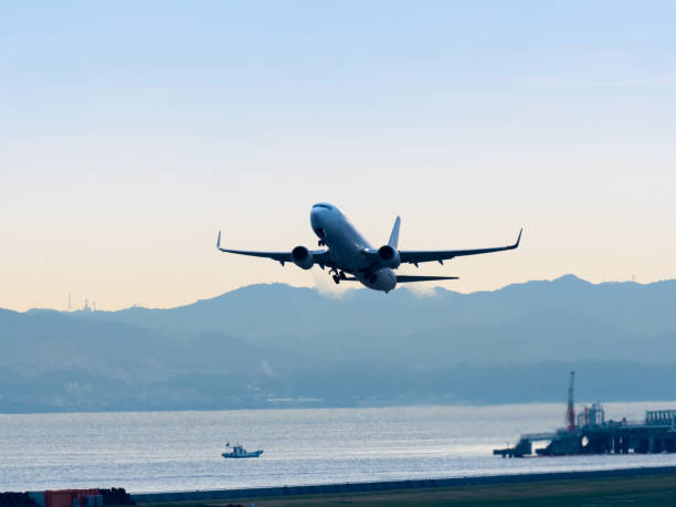 関西国際空港から離陸 - airport airplane landing red ストックフォトと画像