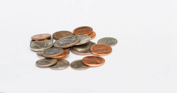흰색 배경에 고립 된 미국의 일부 현대 동전 - stack quarter coin us coin 뉴스 사진 이미지