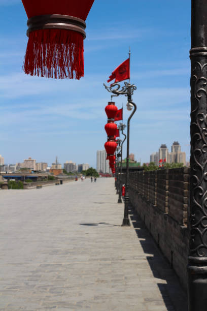 하늘의 푸른 색에 전통적인 붉은 중국 등불이있는 xi'an 도시의 도시 벽. 시안. 중국. - china xian chinese lantern wall 뉴스 사진 이미지