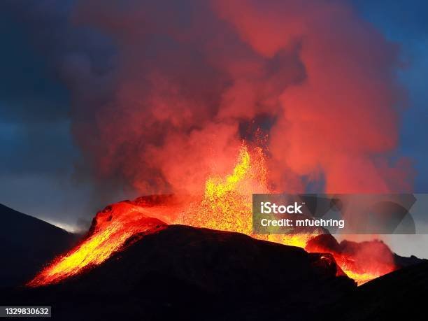 Eruzione Del Vulcano Fagradalsfjall Geldingadalur In Islanda - Fotografie stock e altre immagini di Fagradalsfjall