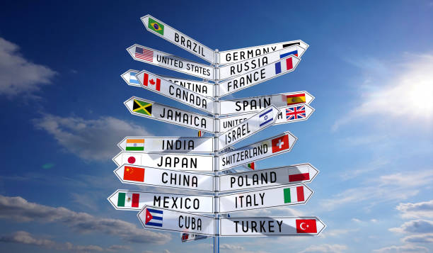 panneau avec drapeaux nationaux de différents pays - global communications directional sign road sign travel photos et images de collection