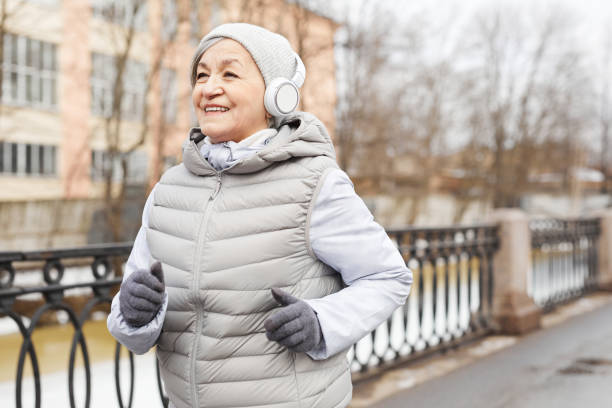 starsza kobieta biegająca - city street audio zdjęcia i obrazy z banku zdjęć