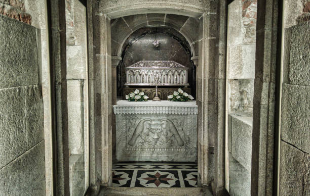 urna con i resti dell'apostolo santiago nella cattedrale di santiago de compostela, spagna - stone coffin foto e immagini stock