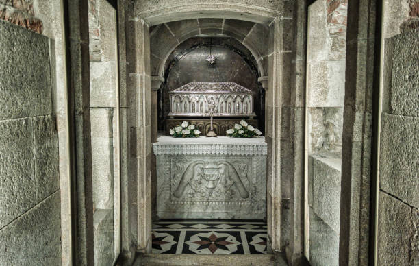 urna com os restos mortais do apóstolo santiago na catedral de santiago de compostela, espanha - cripta - fotografias e filmes do acervo