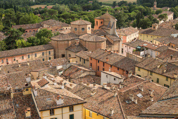 brisighella, ravenna, emilia-romaña, italia. vista aérea de los tejados de tejas y la iglesia de san michele arcangelo - ravena fotografías e imágenes de stock