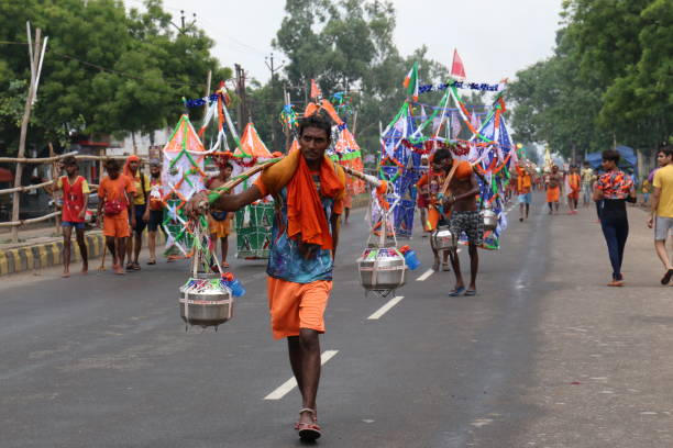 カンワル・ヤトラを演じるヒンズー教の巡礼者 - many colored prayer flags ストックフォトと画像
