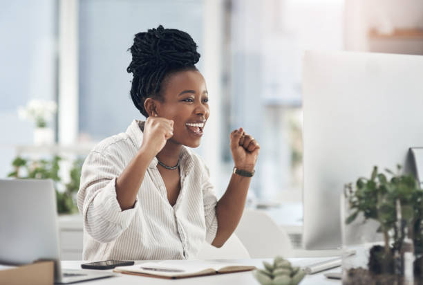 aufnahme eines jungen unternehmens, das in ihrem büro jubelt - celebration success business computer stock-fotos und bilder