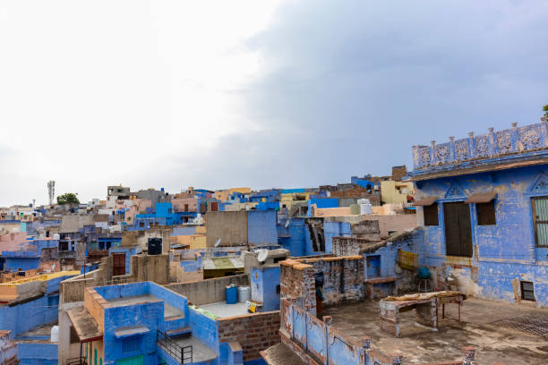 vue bleue sur la ville depuis le toit - business traditional culture journey india photos et images de collection