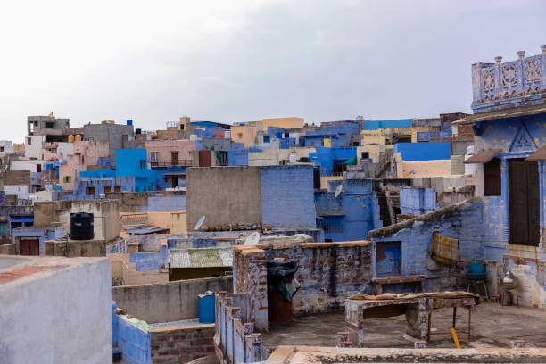 vue bleue sur la ville depuis le toit - business traditional culture journey india photos et images de collection