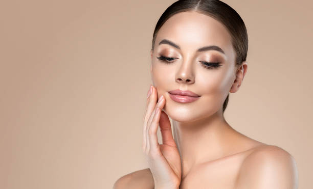 retrato de una joven de aspecto perfecto con un maquillaje exquisito. lápiz labial rosado y pintado en un marrón tonos párpados. - eyeshadow fotografías e imágenes de stock